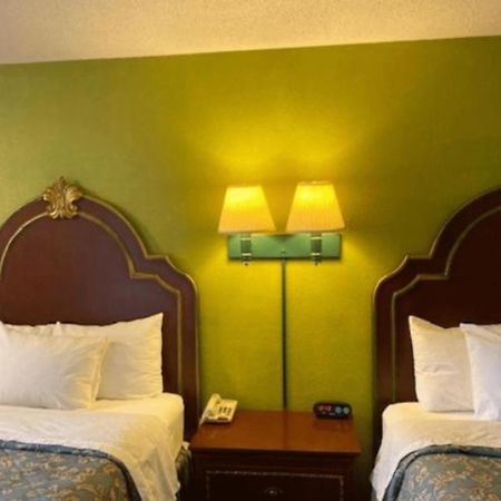 Travelodge By Wyndham Sellersburg מראה חיצוני תמונה