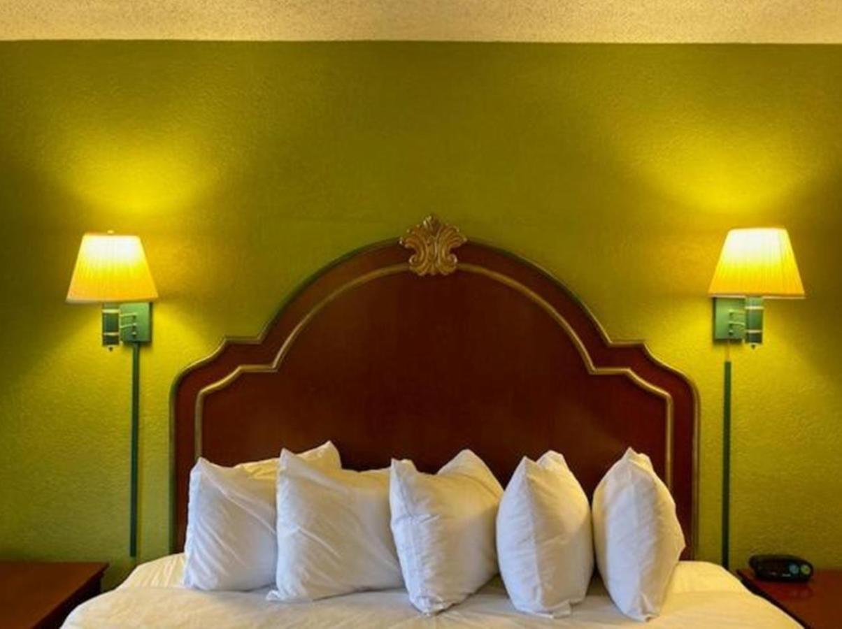 Travelodge By Wyndham Sellersburg מראה חיצוני תמונה