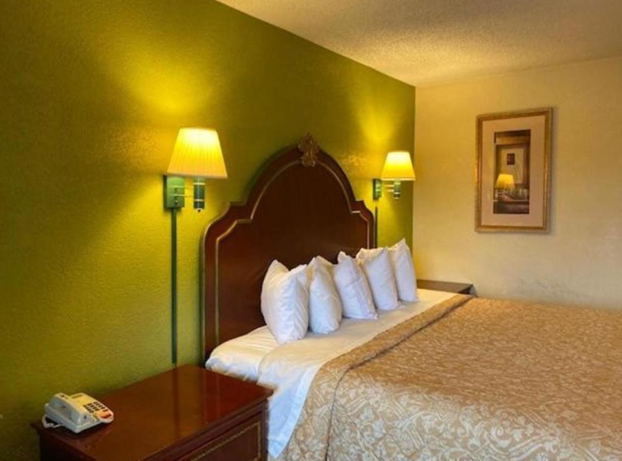 Travelodge By Wyndham Sellersburg מראה חיצוני תמונה