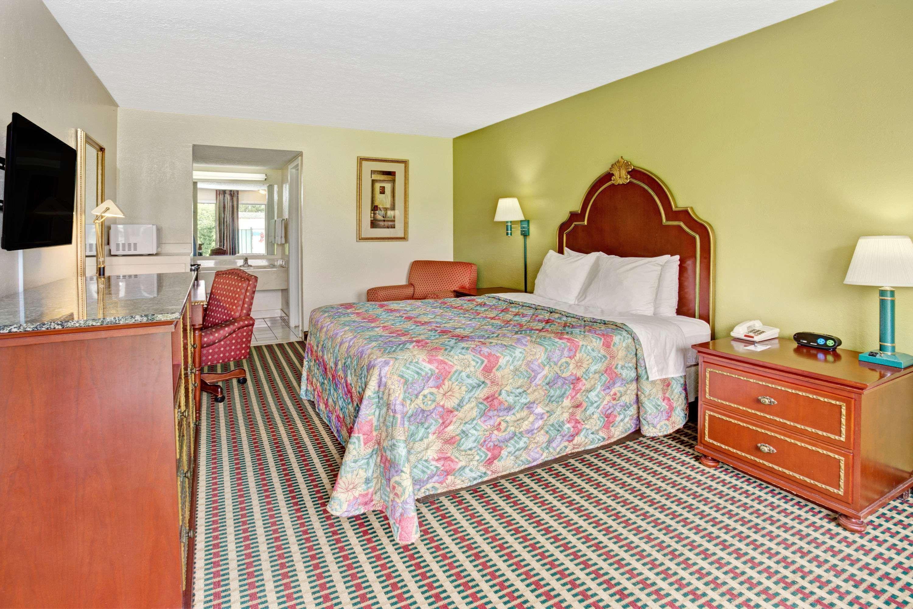 Travelodge By Wyndham Sellersburg מראה חיצוני תמונה