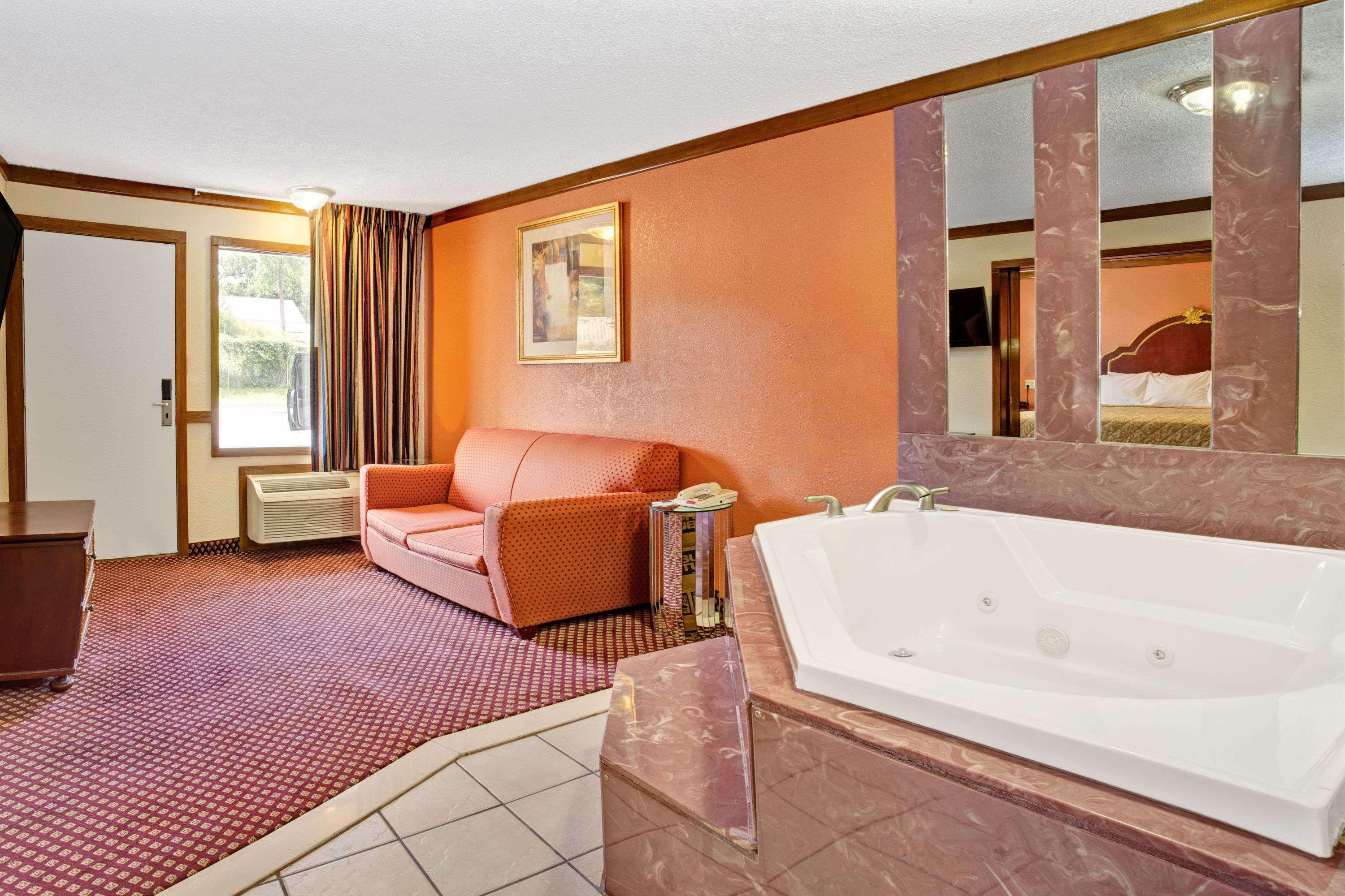 Travelodge By Wyndham Sellersburg מראה חיצוני תמונה
