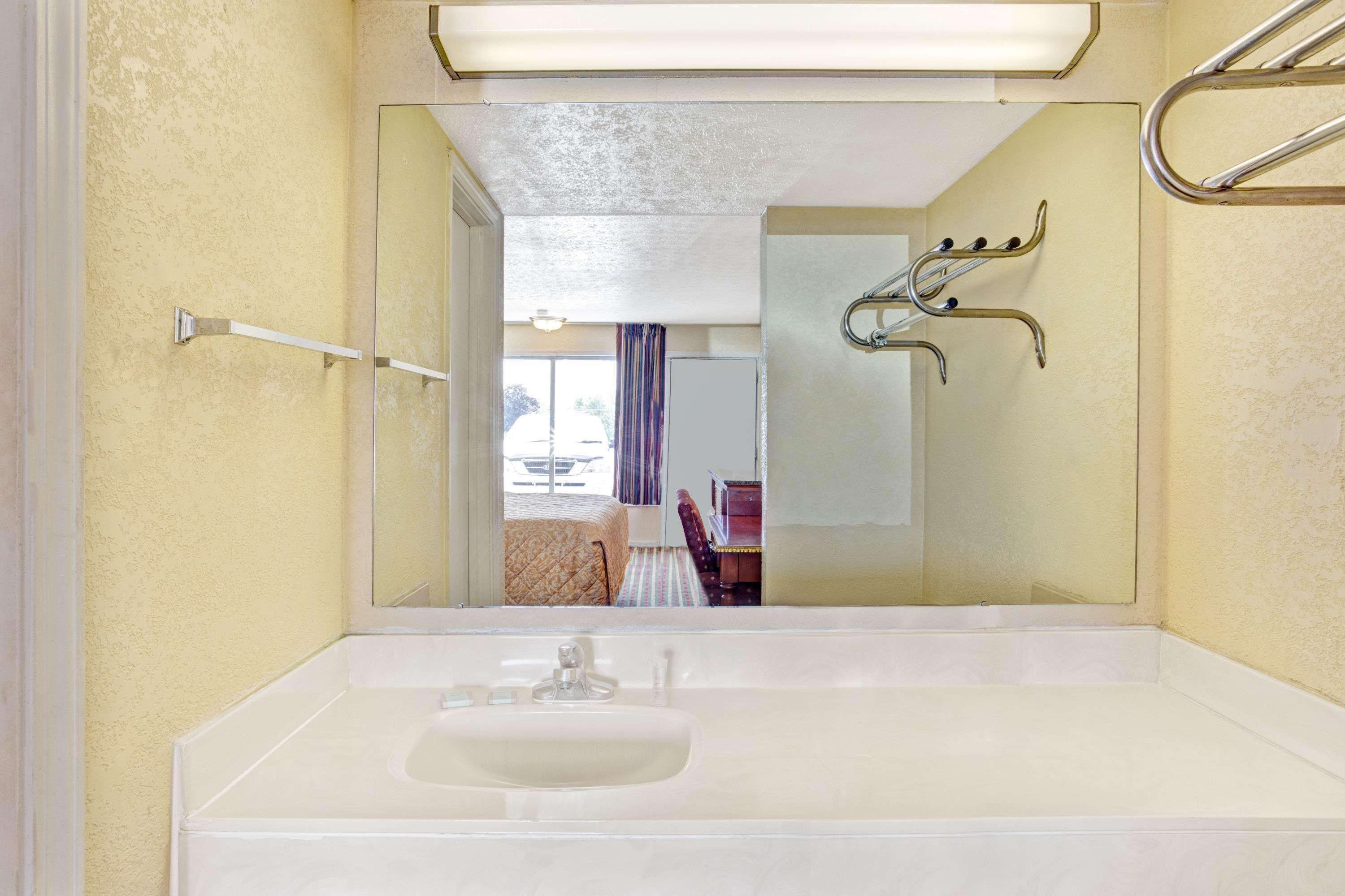 Travelodge By Wyndham Sellersburg מראה חיצוני תמונה