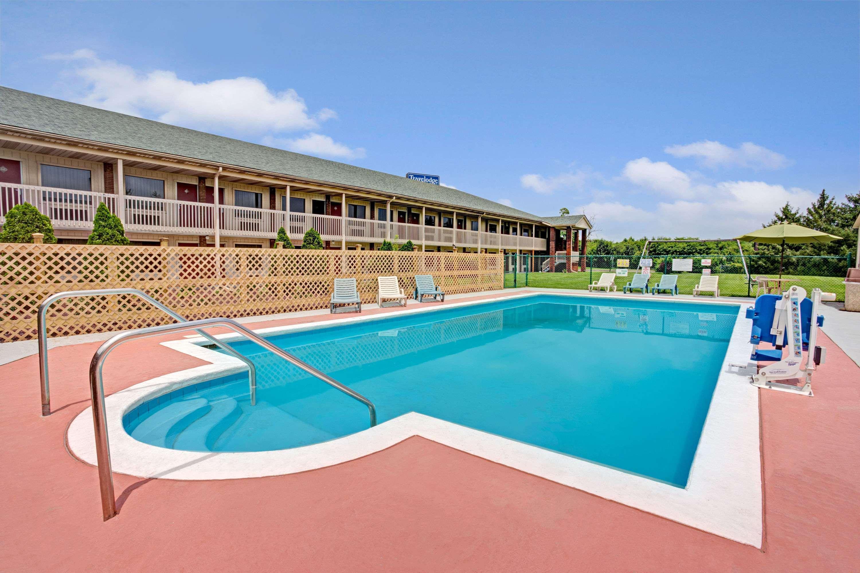 Travelodge By Wyndham Sellersburg מראה חיצוני תמונה