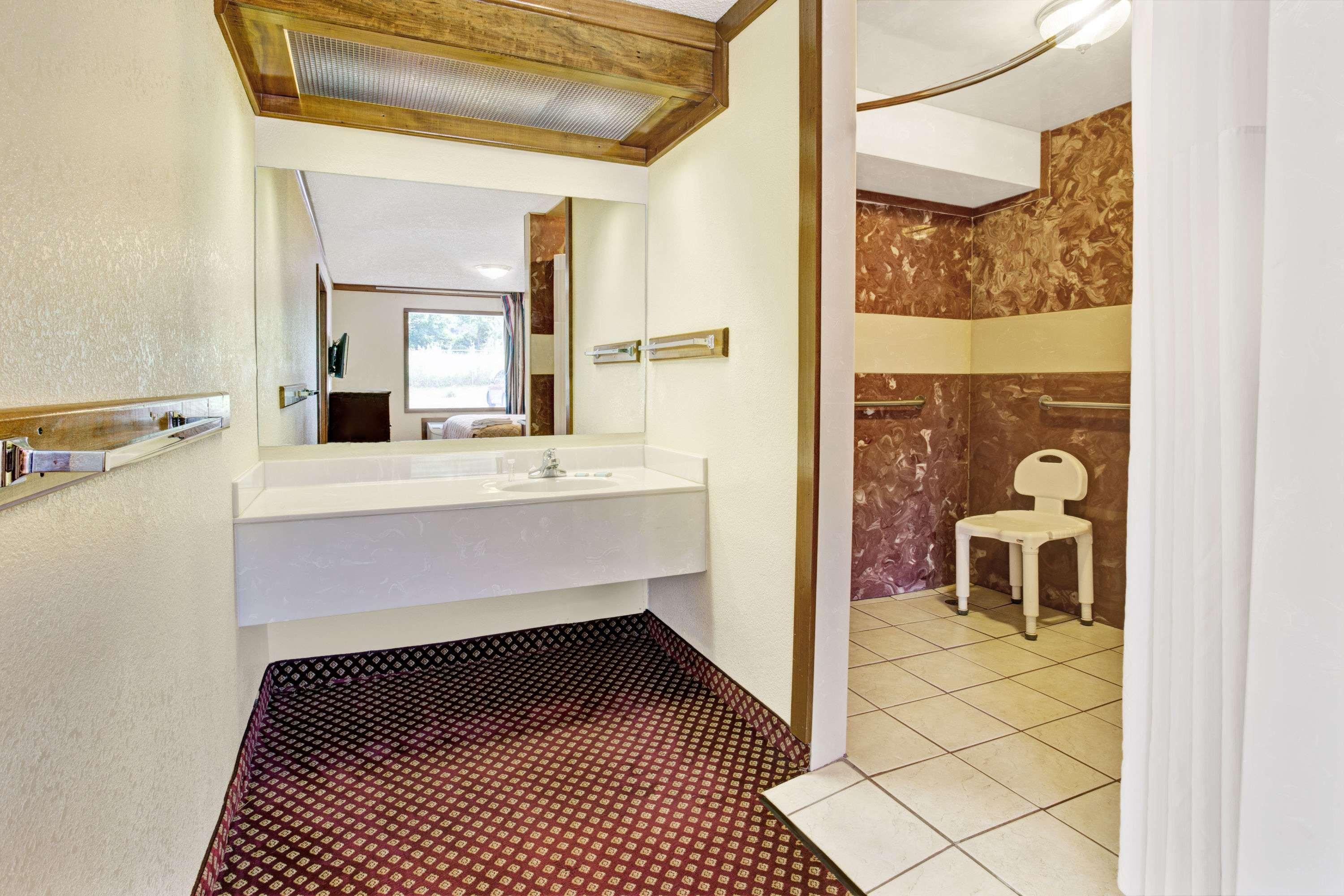 Travelodge By Wyndham Sellersburg מראה חיצוני תמונה