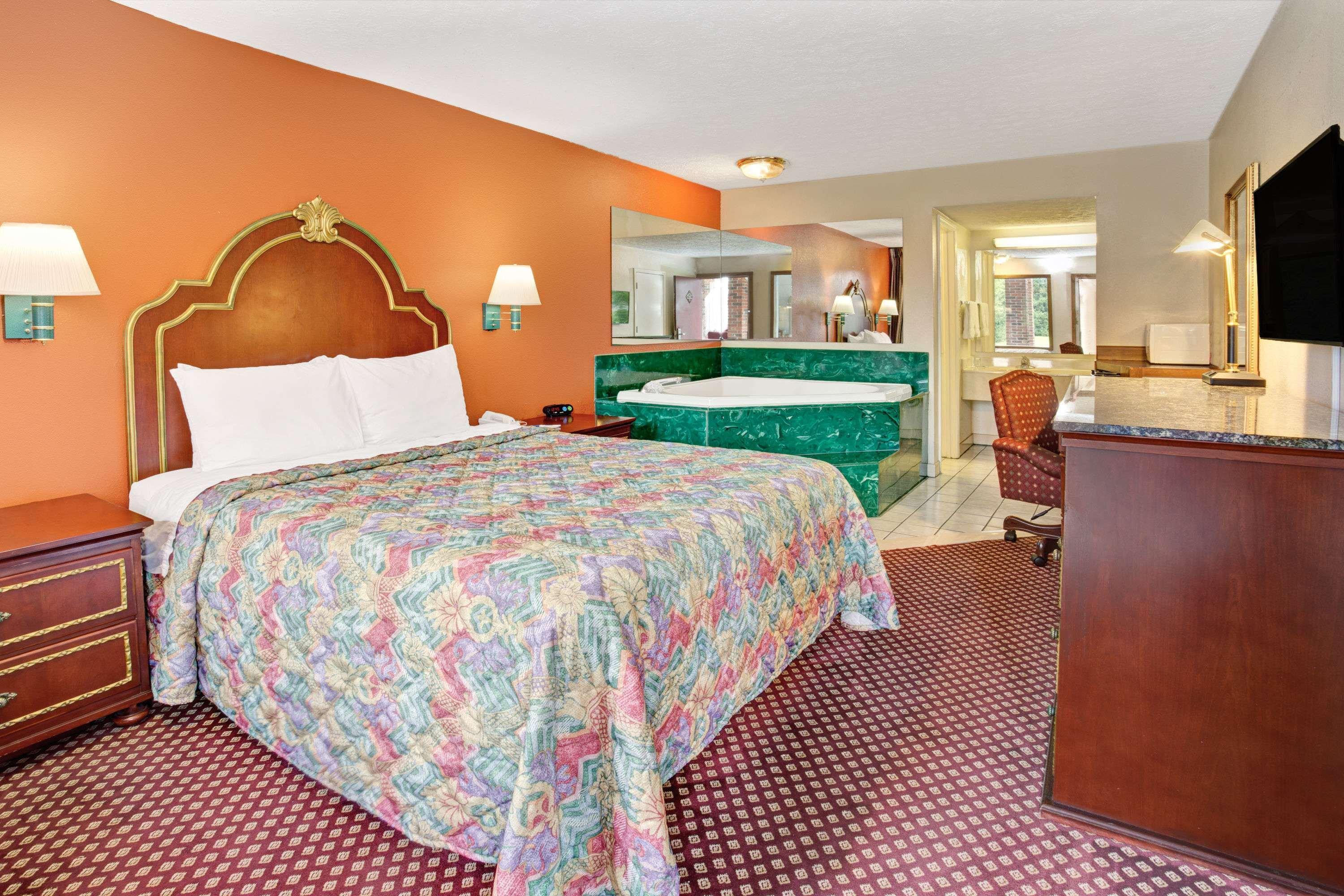 Travelodge By Wyndham Sellersburg מראה חיצוני תמונה