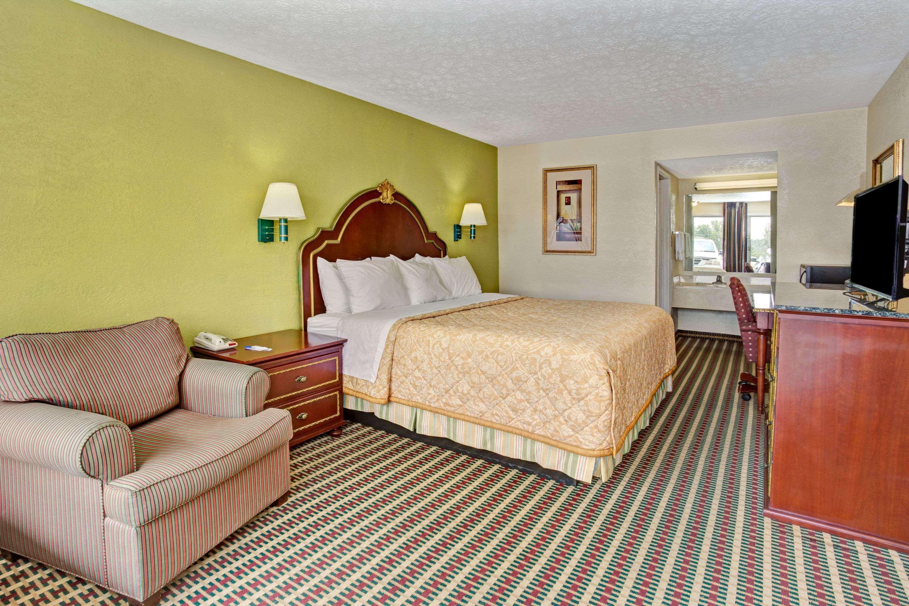 Travelodge By Wyndham Sellersburg מראה חיצוני תמונה