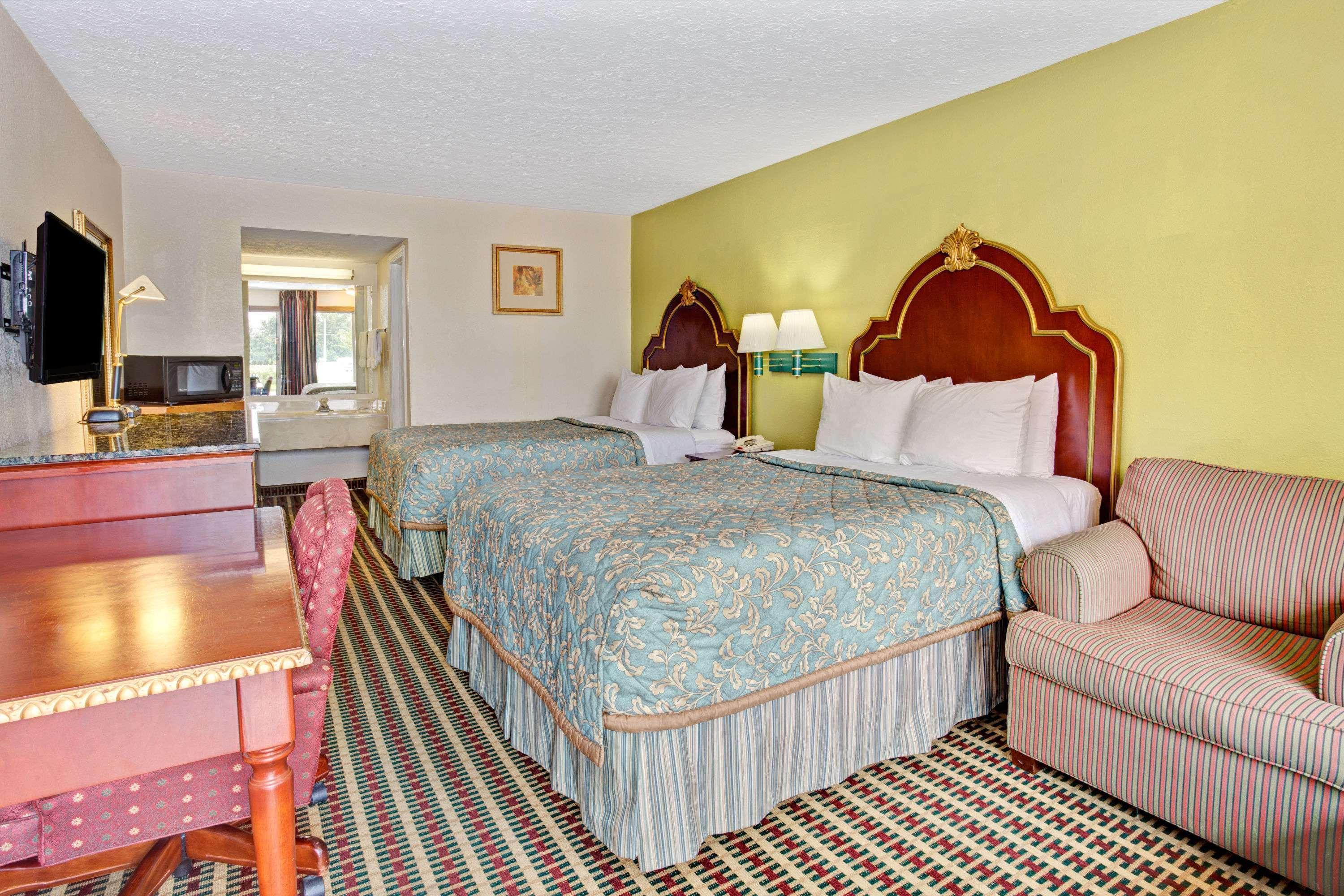 Travelodge By Wyndham Sellersburg מראה חיצוני תמונה