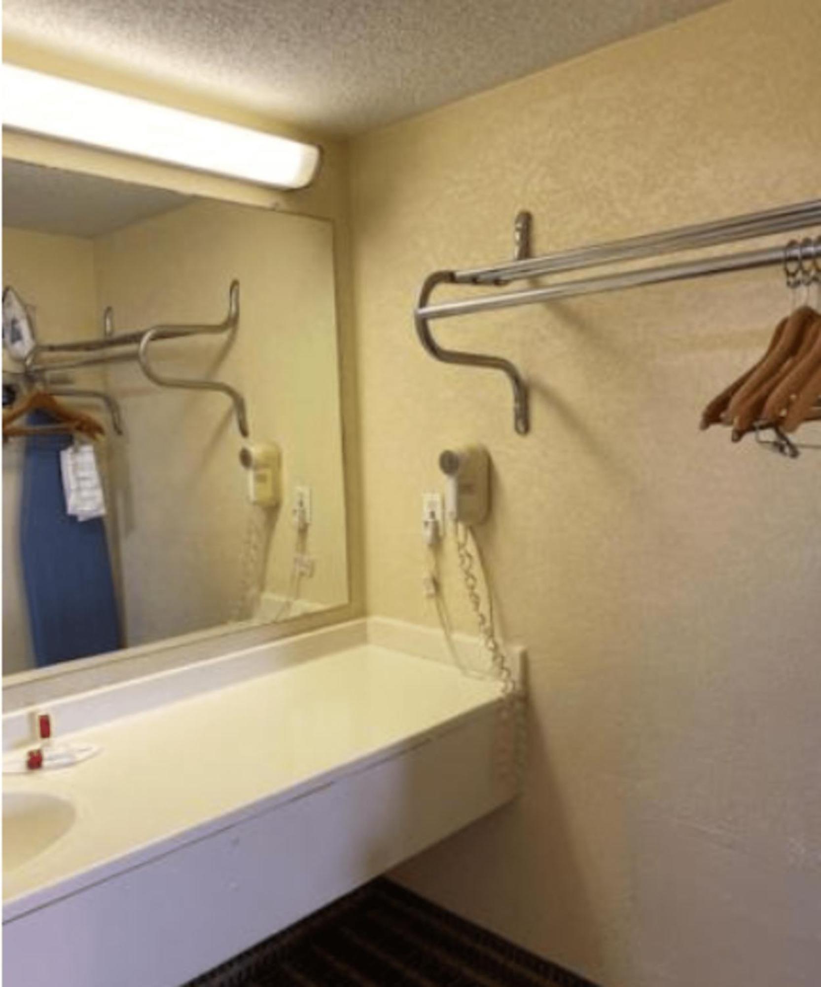 Travelodge By Wyndham Sellersburg מראה חיצוני תמונה