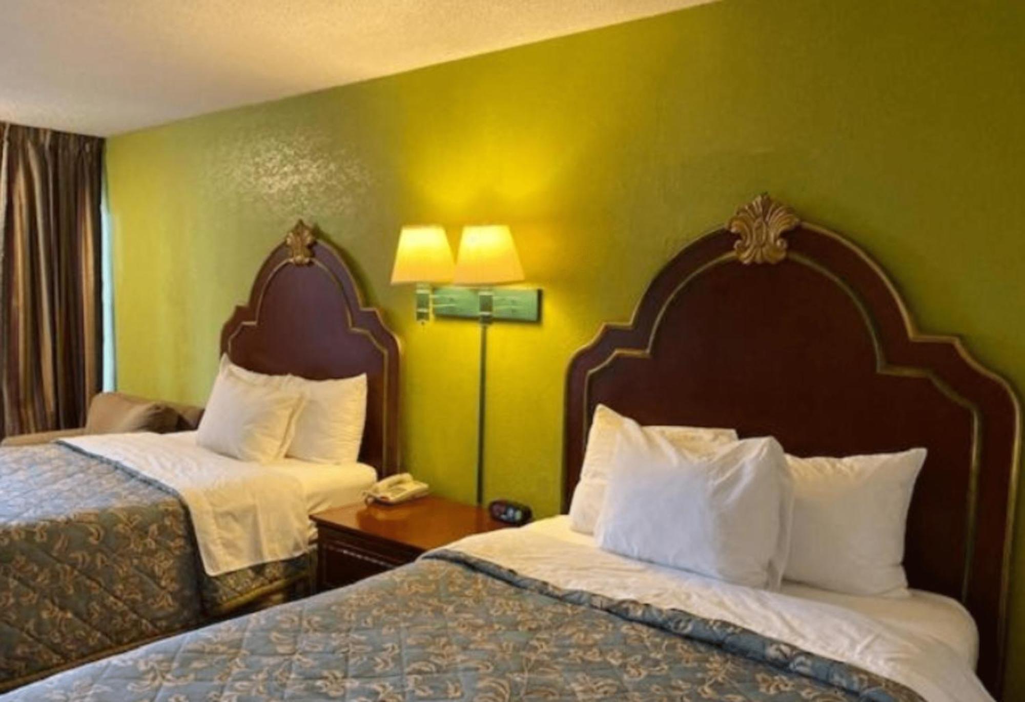 Travelodge By Wyndham Sellersburg מראה חיצוני תמונה