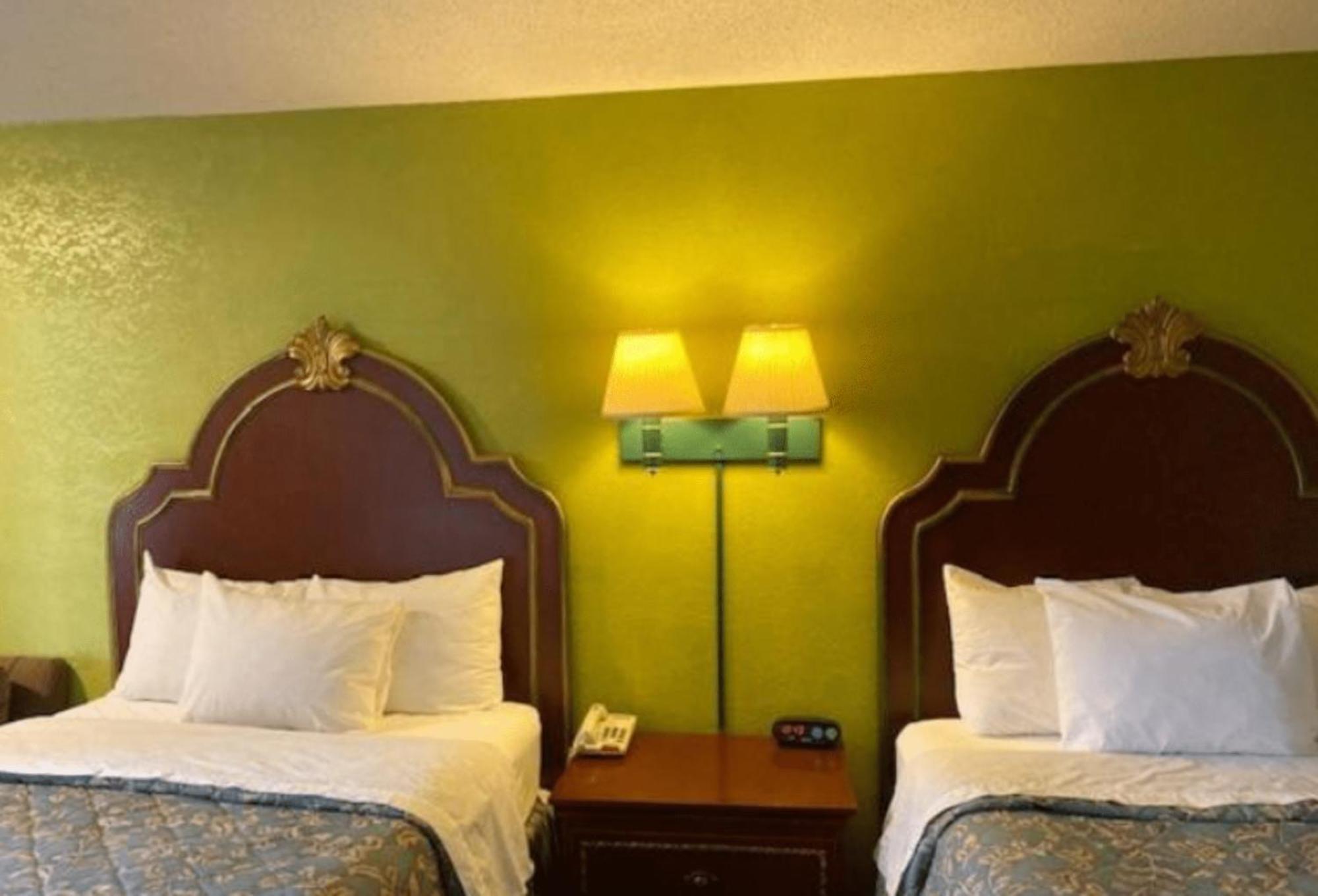 Travelodge By Wyndham Sellersburg מראה חיצוני תמונה