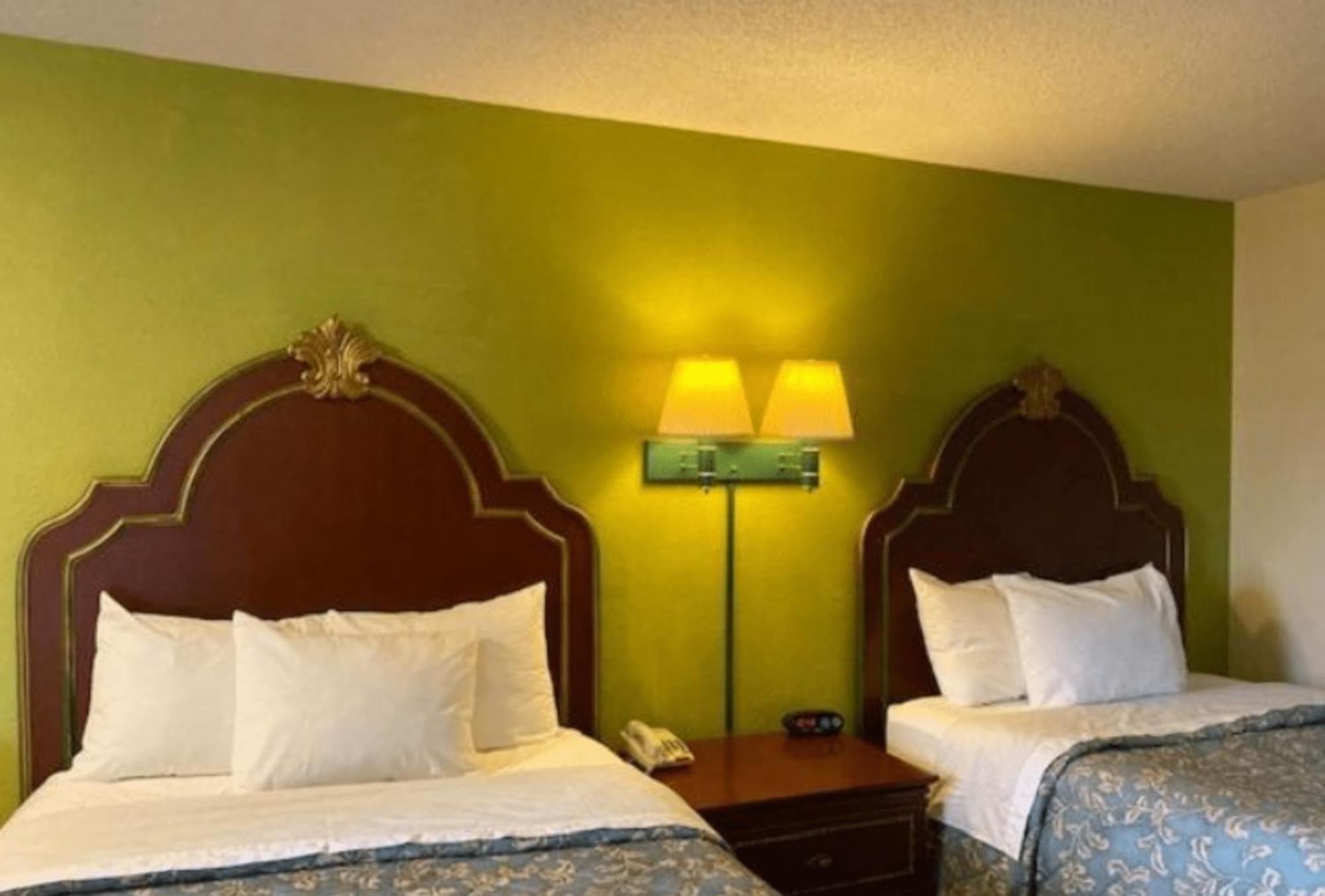 Travelodge By Wyndham Sellersburg מראה חיצוני תמונה