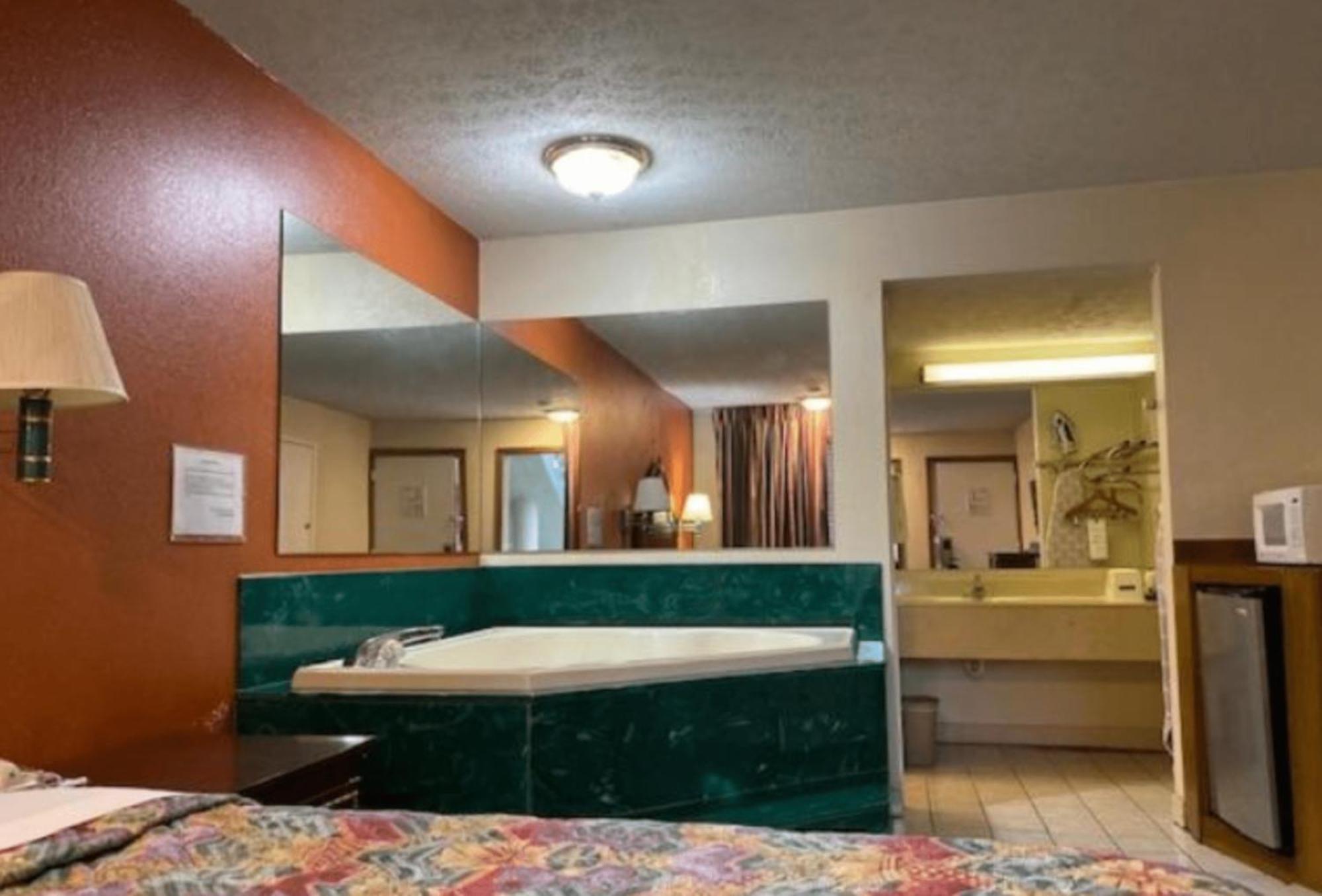 Travelodge By Wyndham Sellersburg מראה חיצוני תמונה
